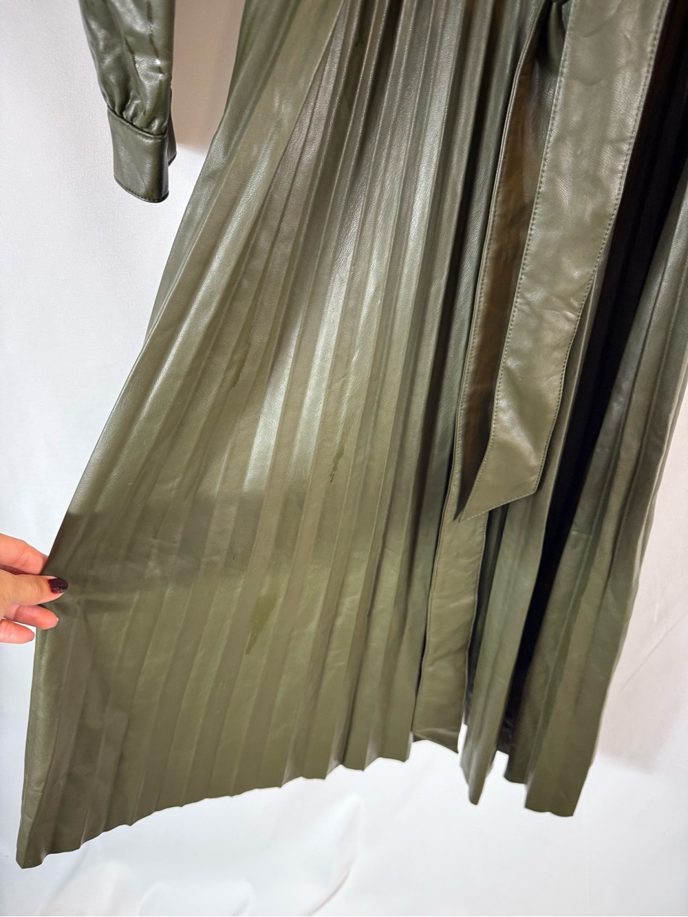 Faux Leather Pleated MIDI Dress
Olive Green Chic Small - Picture 12 of 17